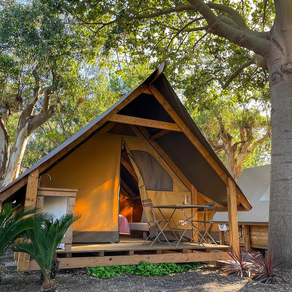 Il Pampaleone Glamping And Resort Ачиреале Экстерьер фото