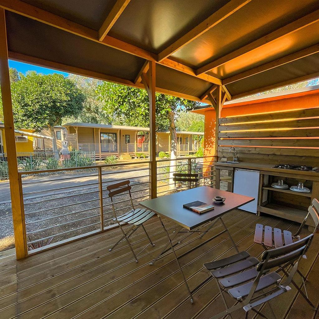 Il Pampaleone Glamping And Resort Ачиреале Экстерьер фото